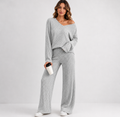 Conjunto Feminino de Duas Peças com Blusa Canelada de Manga Longa, Decote em V e Calça Reta