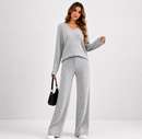 Conjunto Feminino de Duas Peças com Blusa Canelada de Manga Longa, Decote em V e Calça Reta
