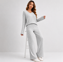 Conjunto Feminino de Duas Peças com Blusa Canelada de Manga Longa, Decote em V e Calça Reta